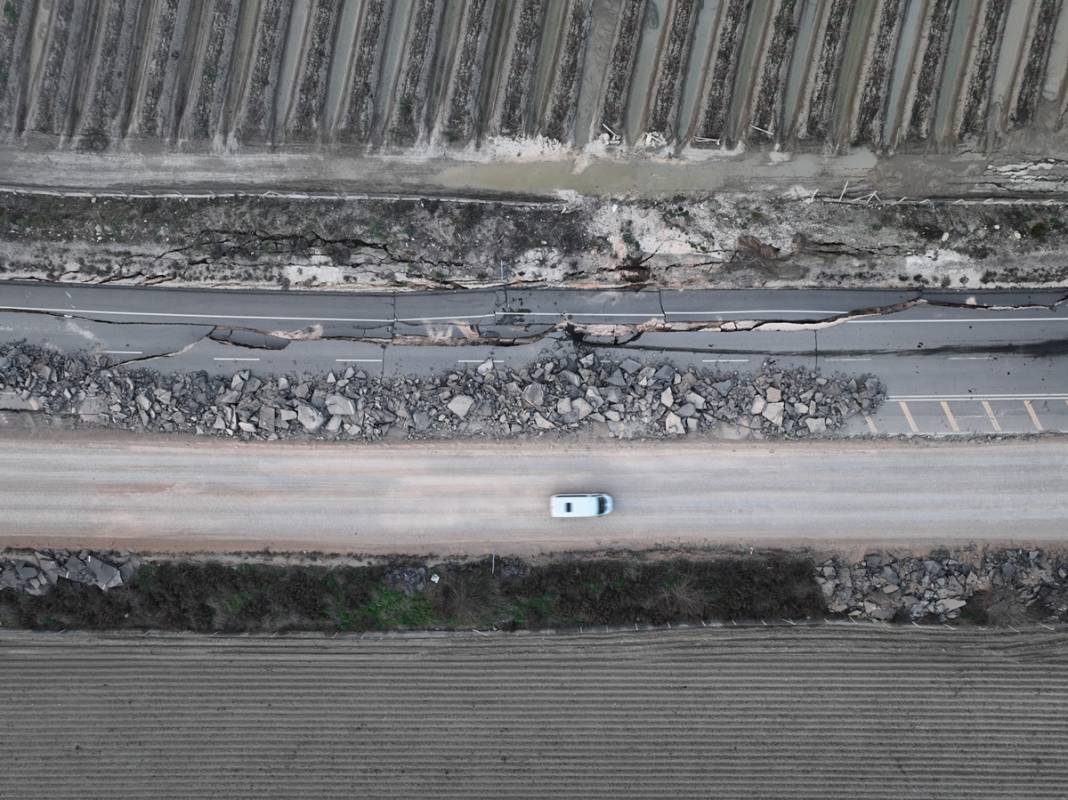 Kırılan fay hattı görüntülendi! Filmden kareler değil gerçek: Yollar yarıldı, devasa çatlaklar oluştu! 1